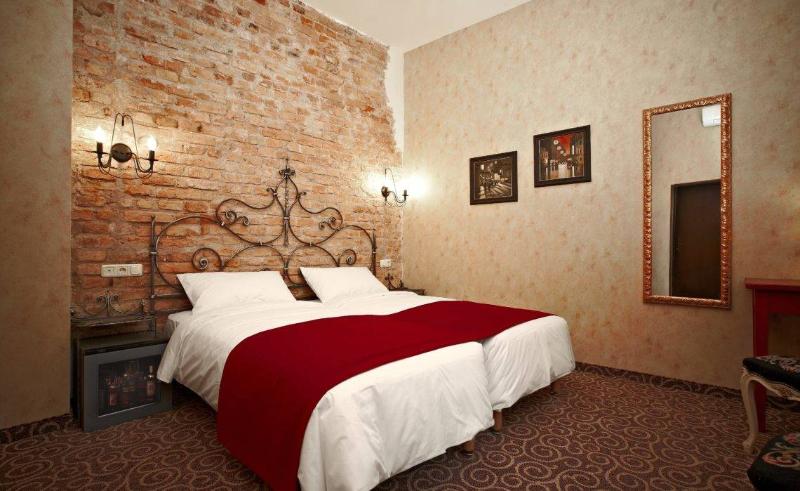 اتاق استاندارد, Justus