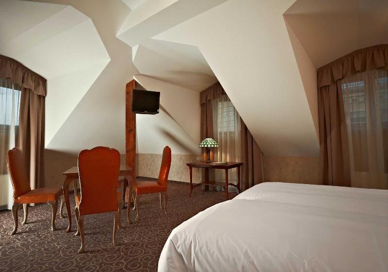 سوییت جونیور, Justus