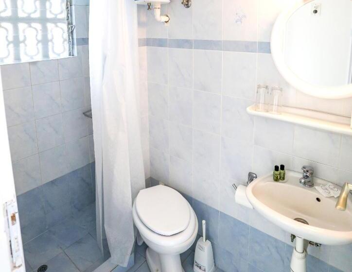 غرفة قياسية ثلاثية, Karyatides