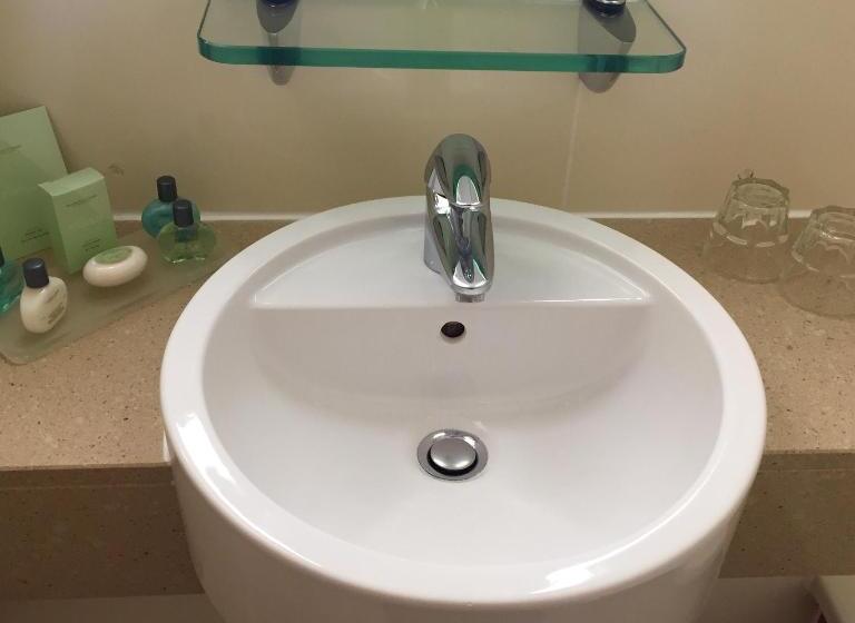 اتاق اجرایی با تخت بزرگ, Leonardo Derby