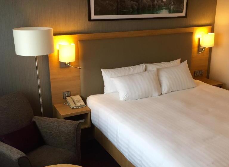 اتاق اجرایی با تخت بزرگ, Leonardo Derby