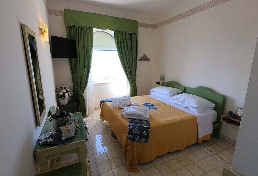 غرفة قياسية مطلّة علي البحر, Punta Imperatore