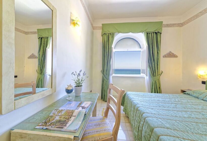 غرفة قياسية مطلّة علي البحر, Punta Imperatore