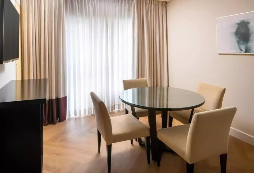 سوییت جونیور, Radisson Blu Hotel Bucharest