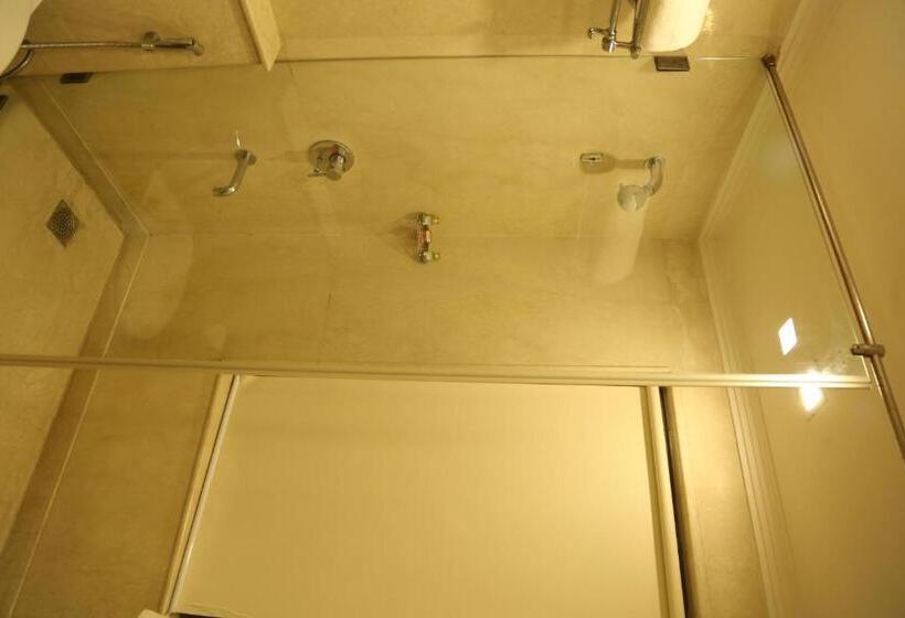 غرفة ديلوكس, The Acura Bmk