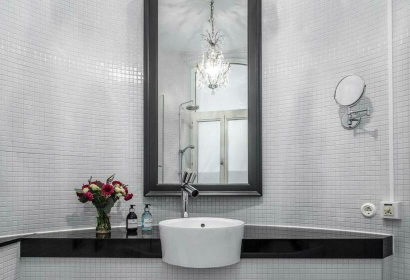 디럭스 룸 킹사이즈 침대, The Sparrow