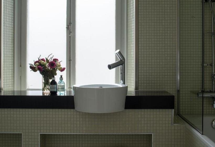 주니어 스위트, The Sparrow