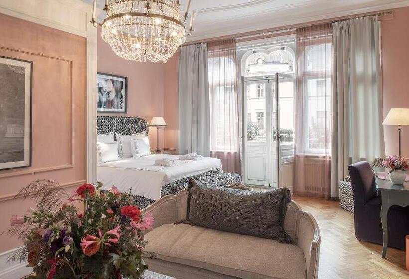 주니어 스위트, The Sparrow