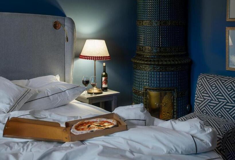 디럭스 룸, The Sparrow