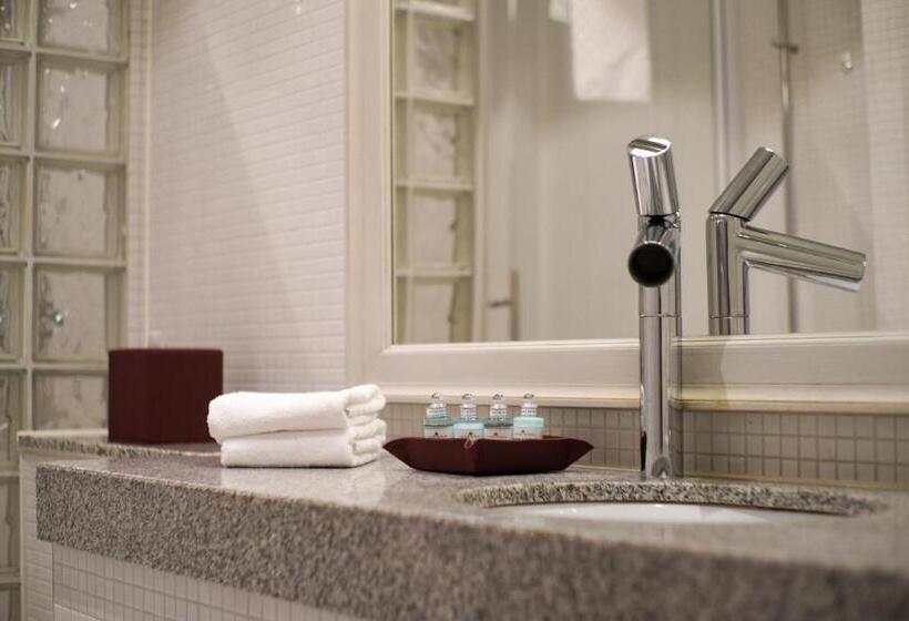 디럭스 룸, The Sparrow