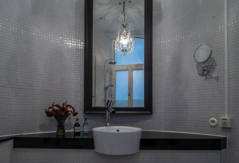 스탠다드 룸, The Sparrow