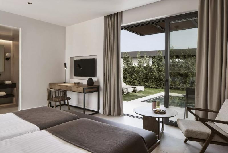 Полулюкс с Бассейном, The Olivar Suites