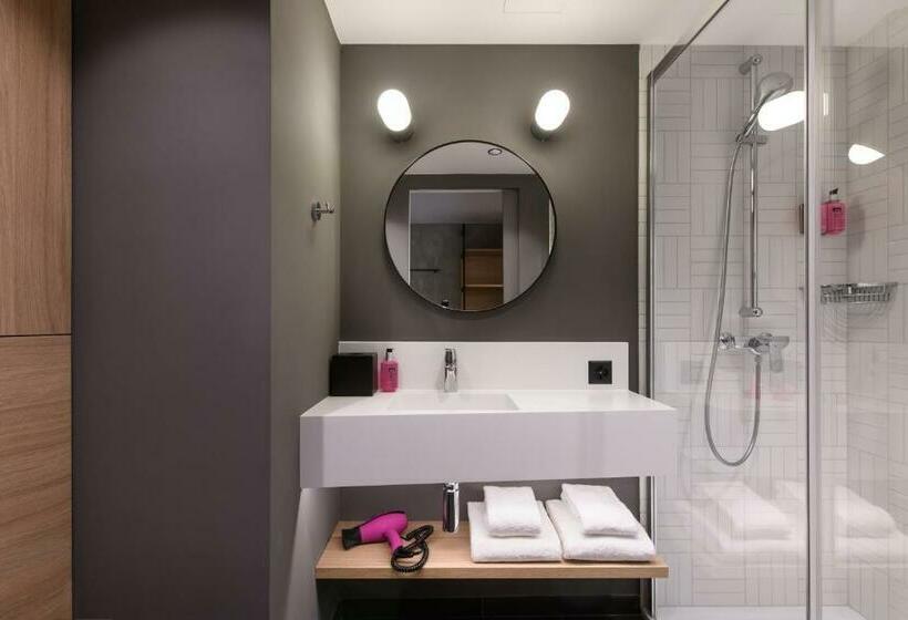 Номер Deluxe, Moxy Sion