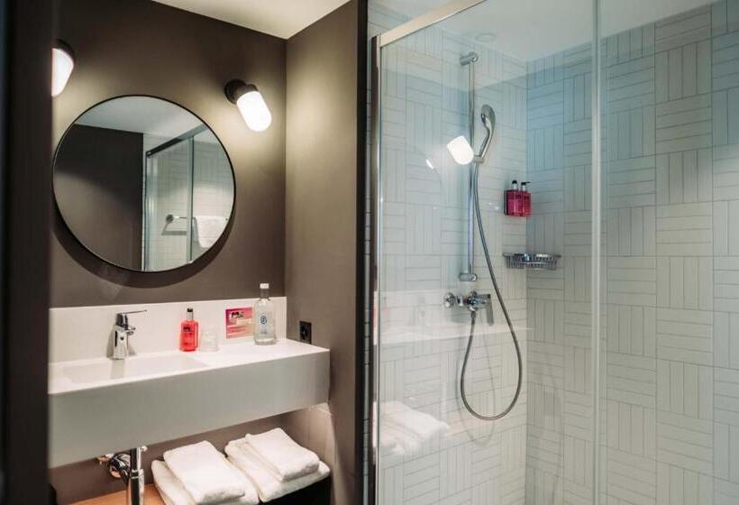 标准间内部标间, Moxy Sion