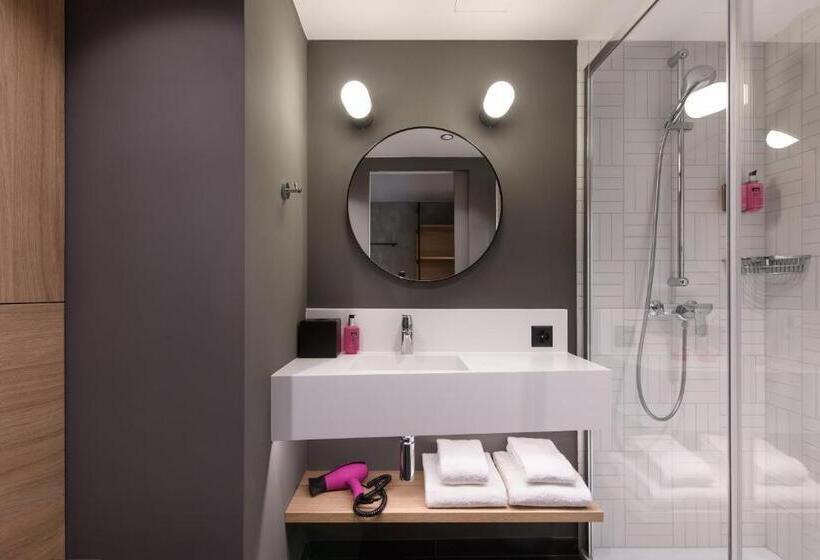 家庭间, Moxy Sion