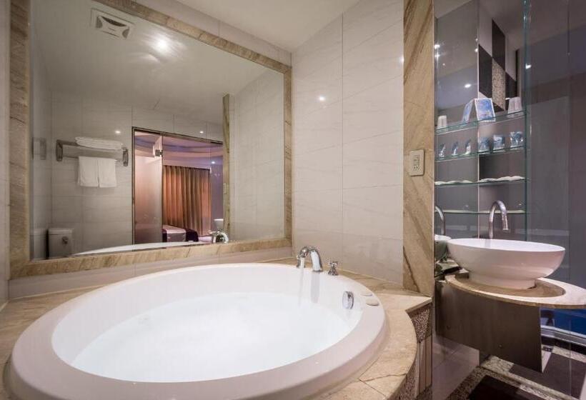 اتاق لوکس, Ching Ching Motel