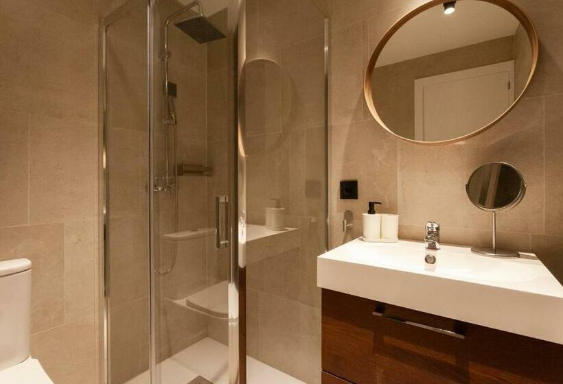 اتاق اجرایی سه نفره, Welldone Sierpes Boutique