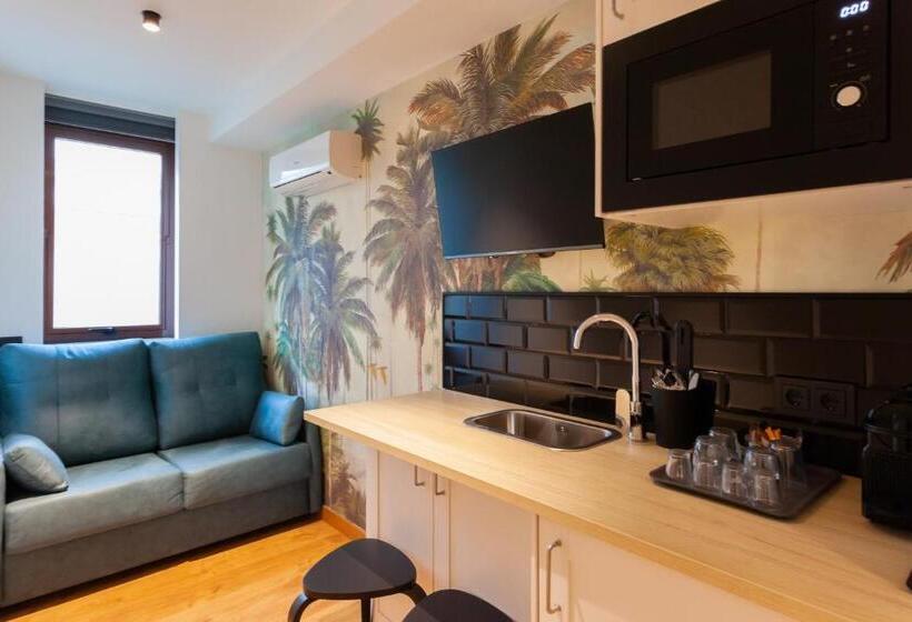 اتاق اجرایی سه نفره, Welldone Sierpes Boutique