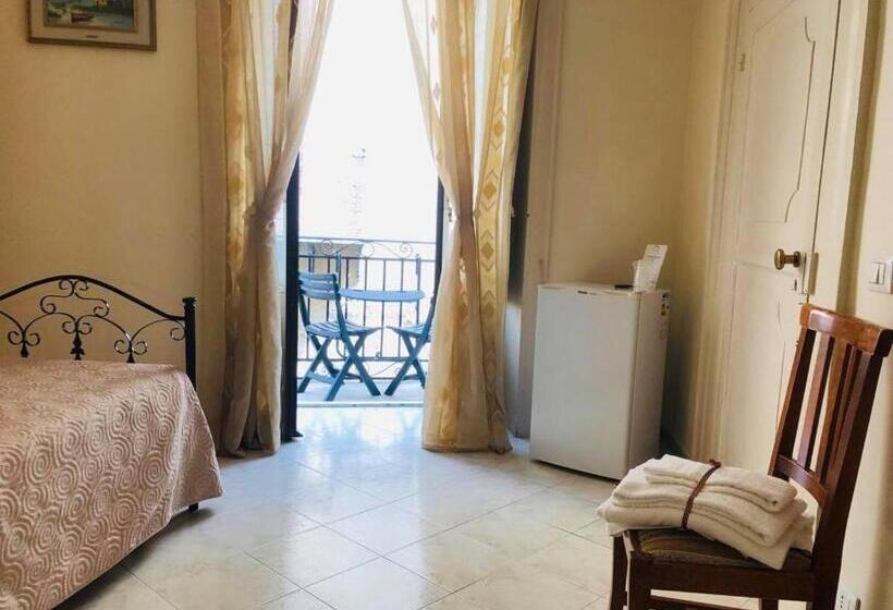 اتاق کلاسیک سه تخته, B&b Al Piazza Marina