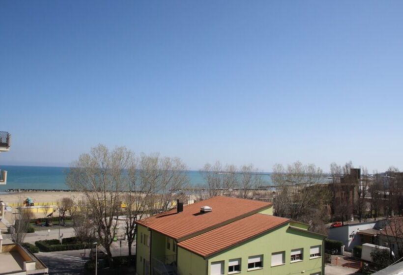 اتاق استاندارد سه نفره, Gaston