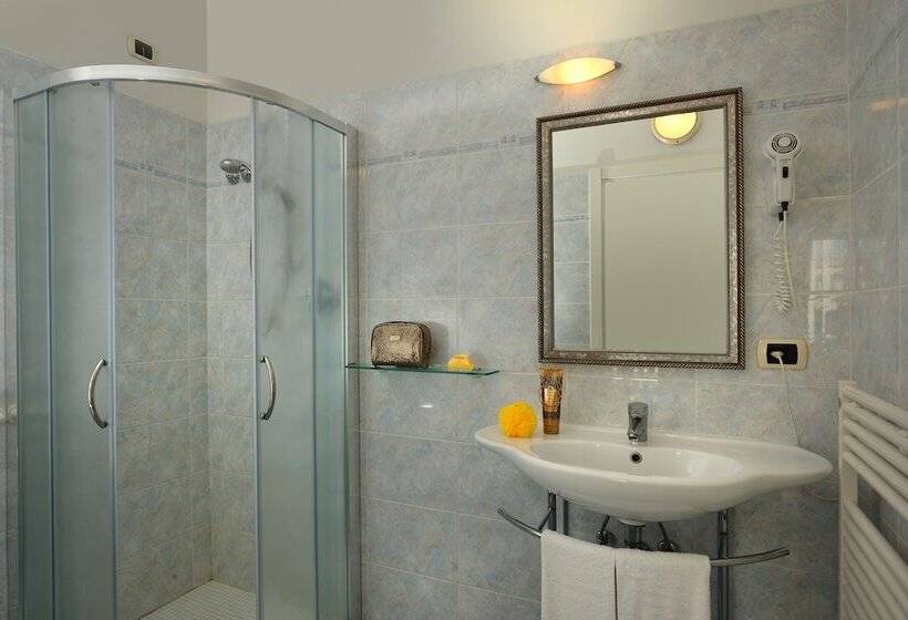 اتاق استاندارد چهار تخته, Gaston