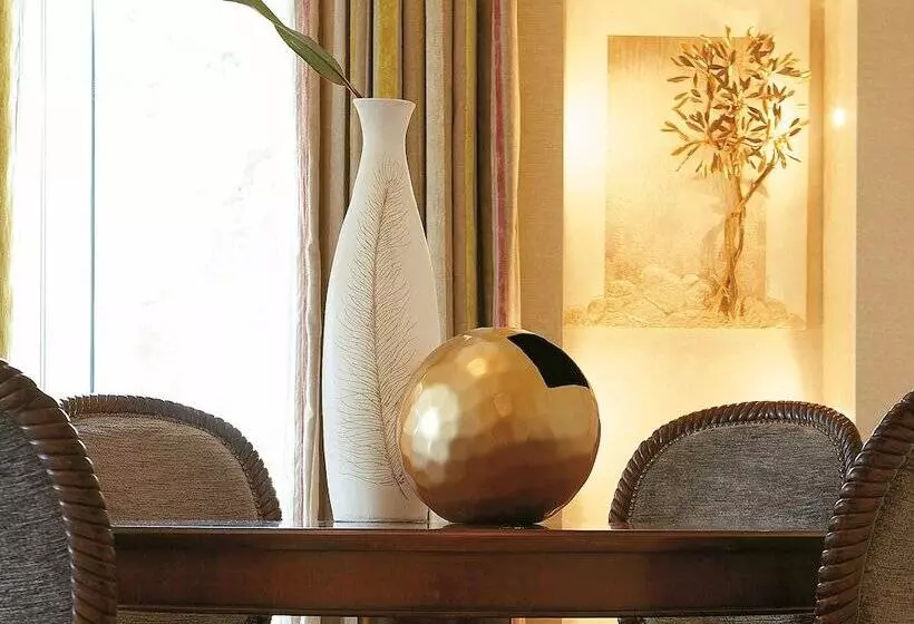 سوئیت اجرایی با چشم‌انداز باغ, Grecotel Larissa Imperial