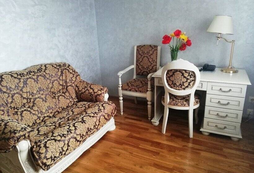 דירת חדר דלוקס, Luchesa