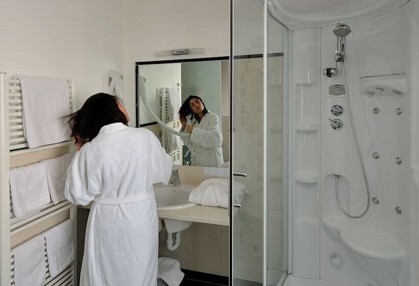 جناح جونيور, Touring