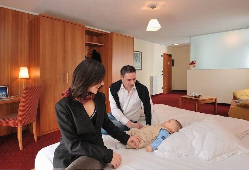 جناح جونيور, Touring