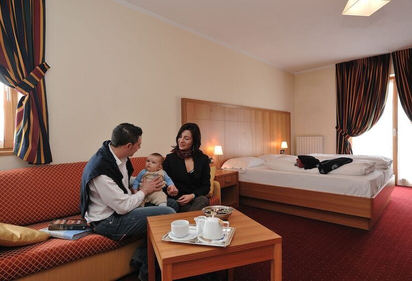 جناح جونيور, Touring