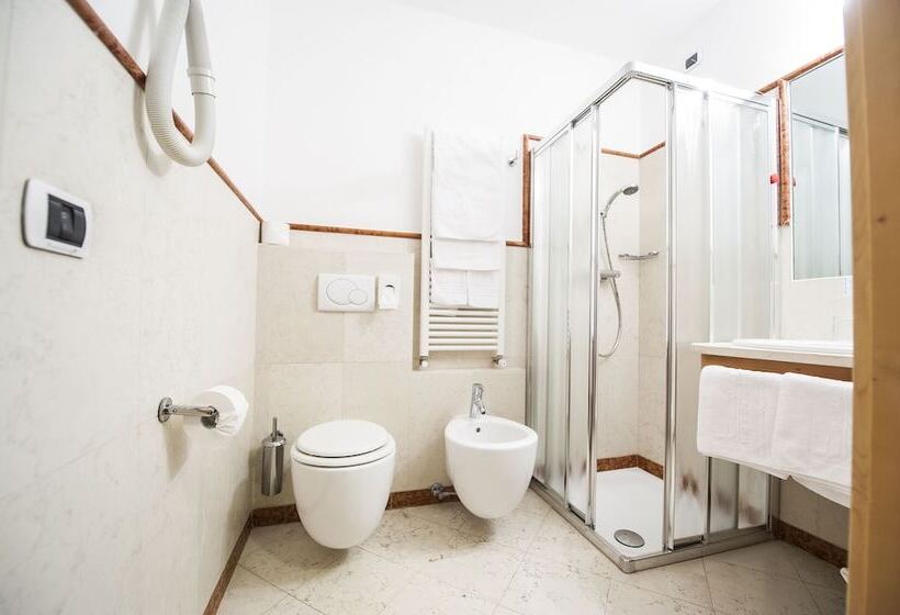 غرفة قياسية ثلاثية, Touring