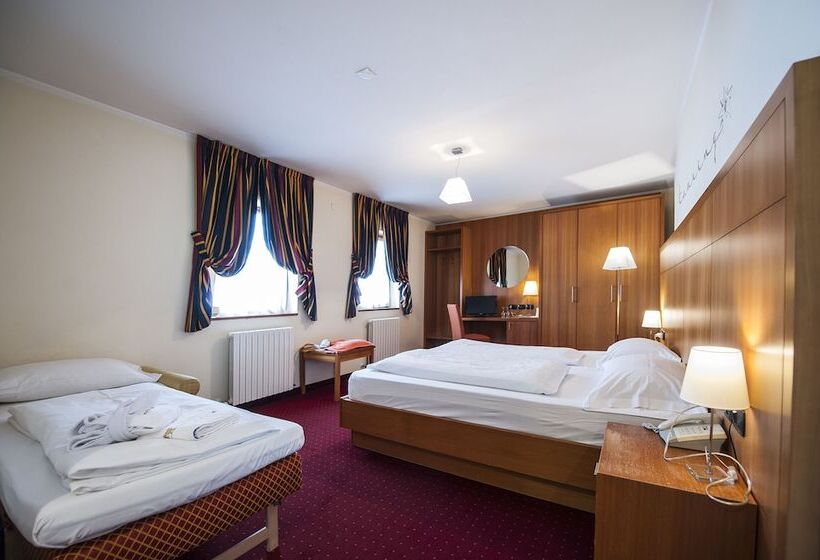 غرفة قياسية ثلاثية, Touring