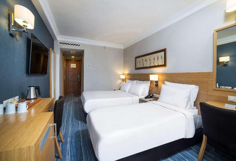 جناح جونيور, Touring