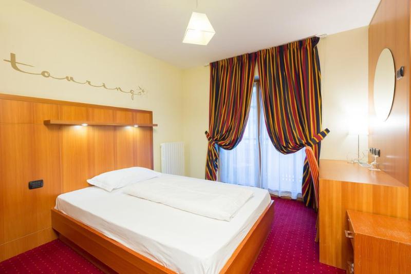 غرفة قياسية فردية, Touring