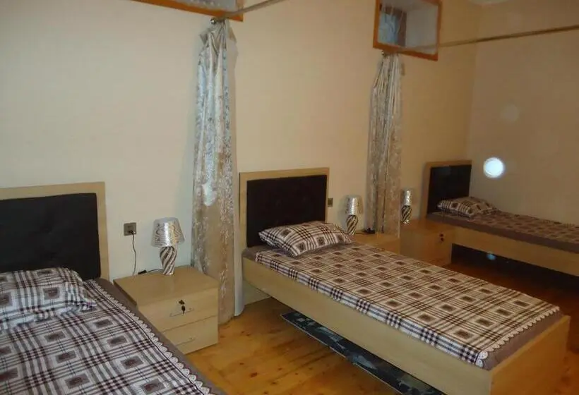 تختخواب در اتاق مشترک, Guesthouse Khazar In Old City