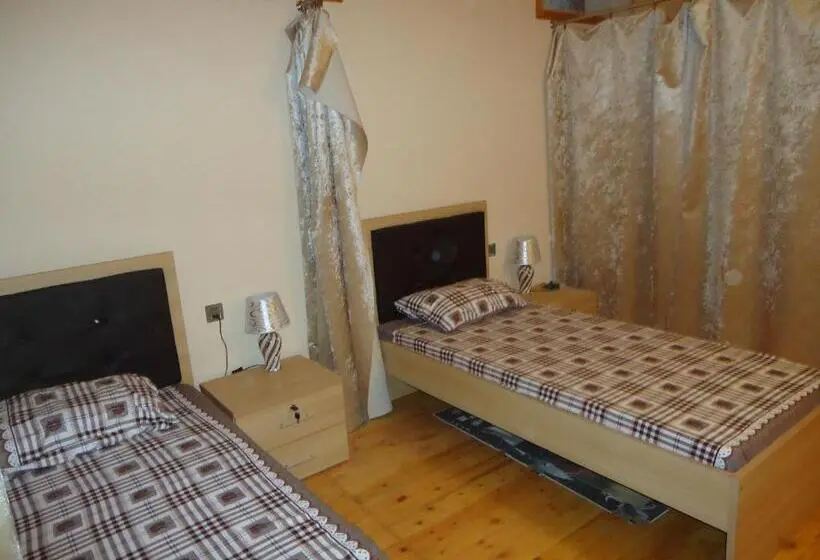 تختخواب در اتاق مشترک, Guesthouse Khazar In Old City