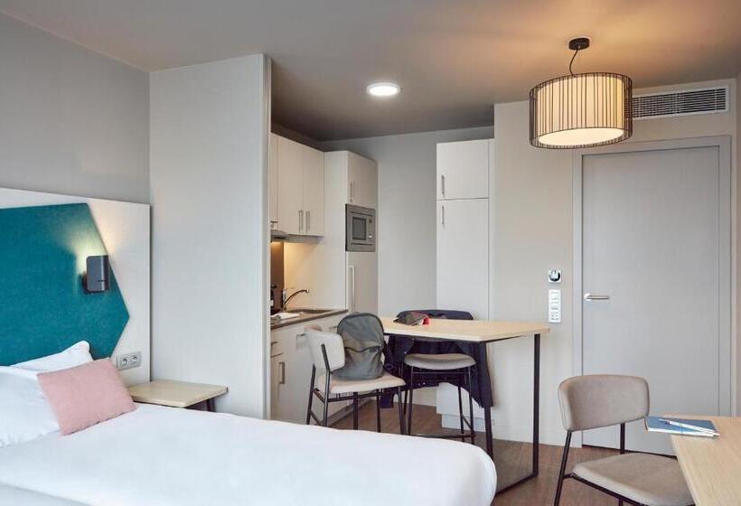 Superior studio with balcony, Aparthotel Adagio Paris Suresnes Longchamp