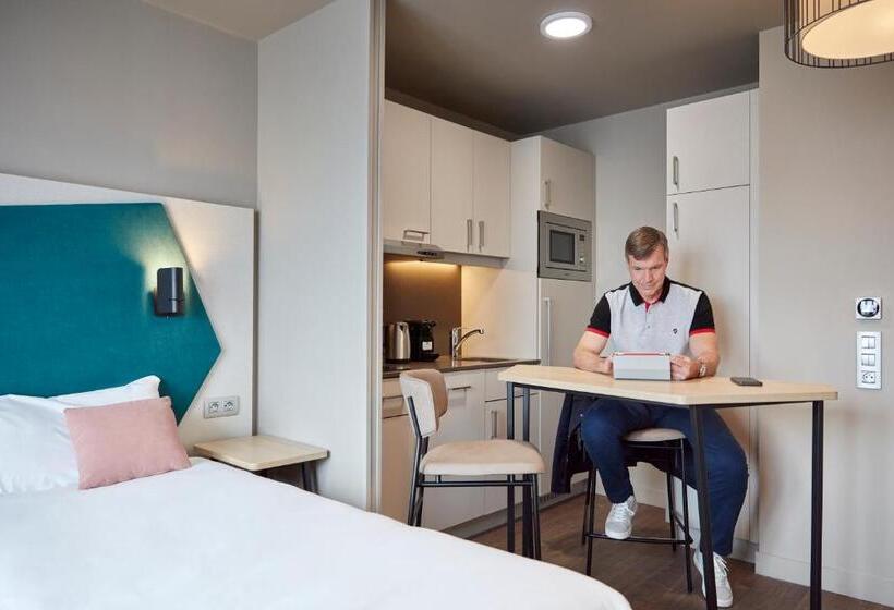 Superior studio with balcony, Aparthotel Adagio Paris Suresnes Longchamp