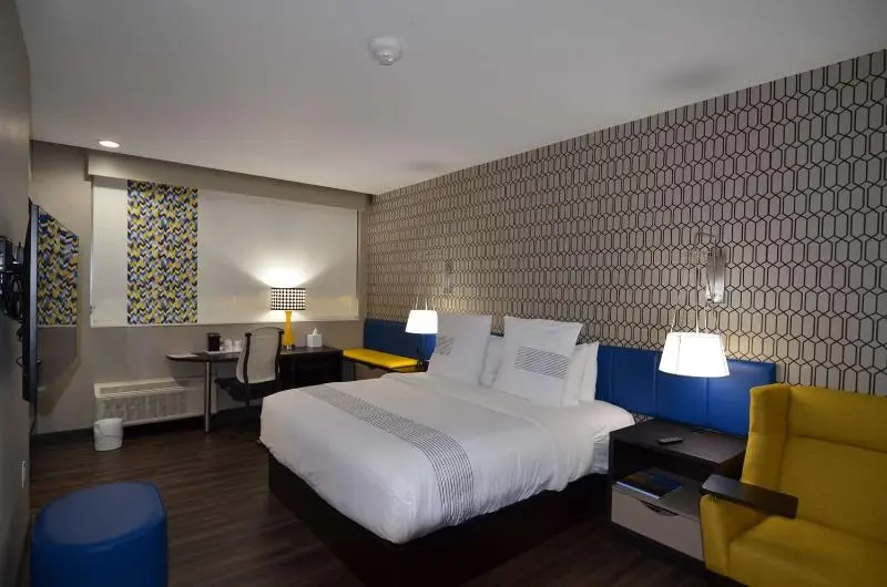 キングサイズベッドのスタンダードルーム, Glō Best Western Enid Ok Downtown   Convention Center