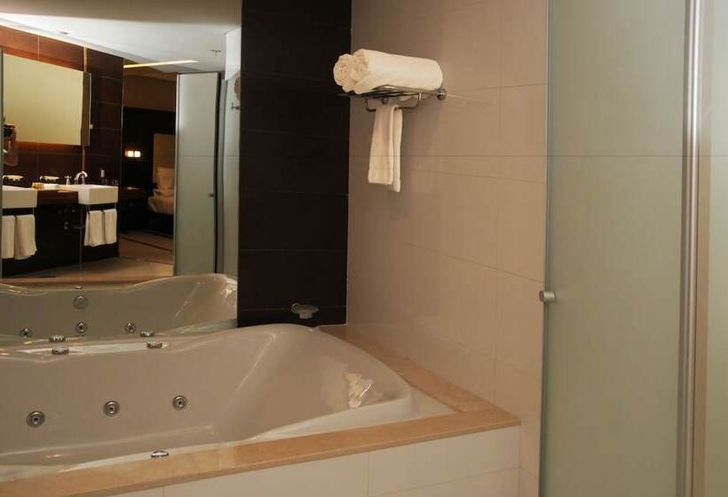 이그제큐티브 룸, Del Bono Park