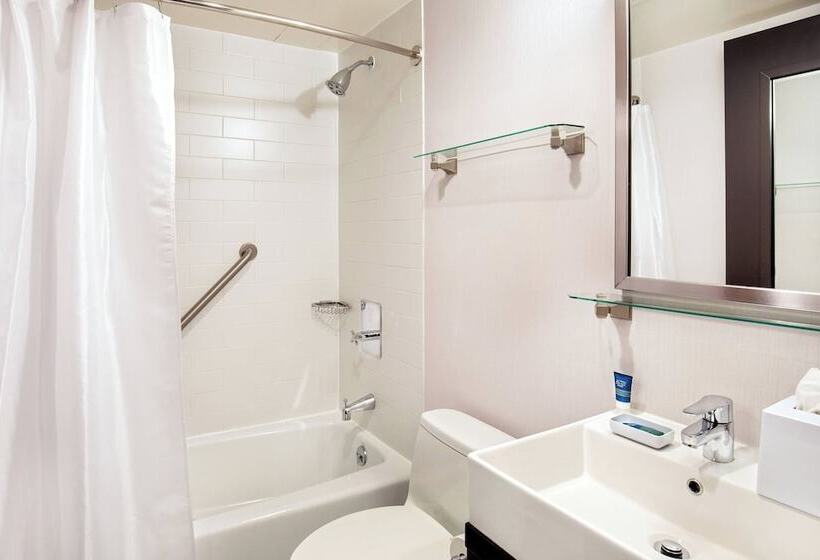带2个双人床的标准工作室, Four Points By Sheraton Midtown  Times Square