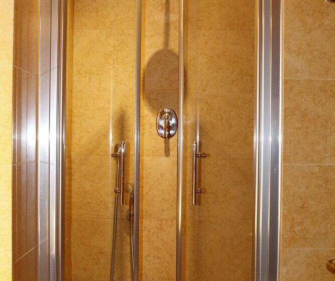 غرفة قياسية ثلاثية, Villa Pinciana