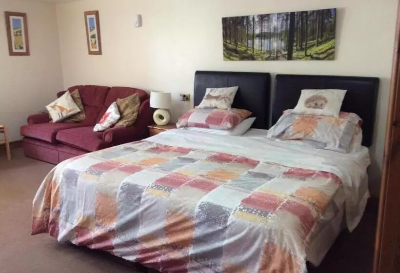 スタンダードスタジオ, Oakenholt Farm Bed And Breakfast