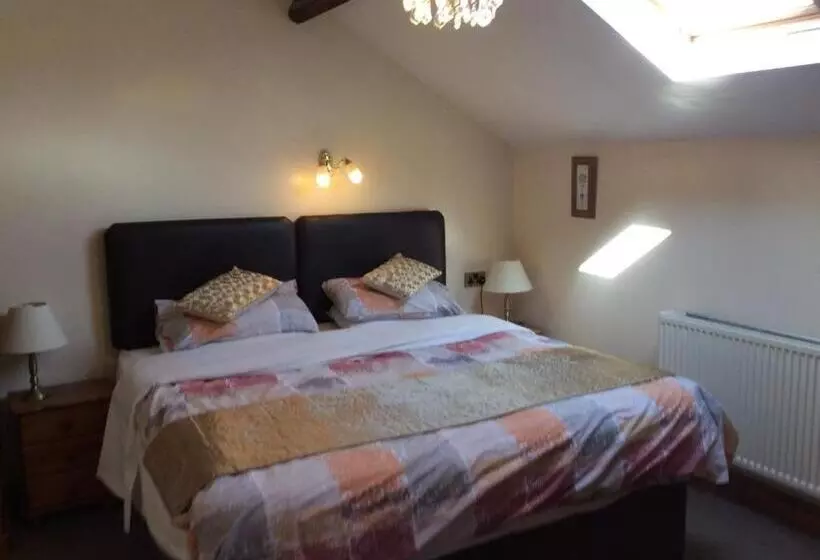 スタンダードスタジオ, Oakenholt Farm Bed And Breakfast