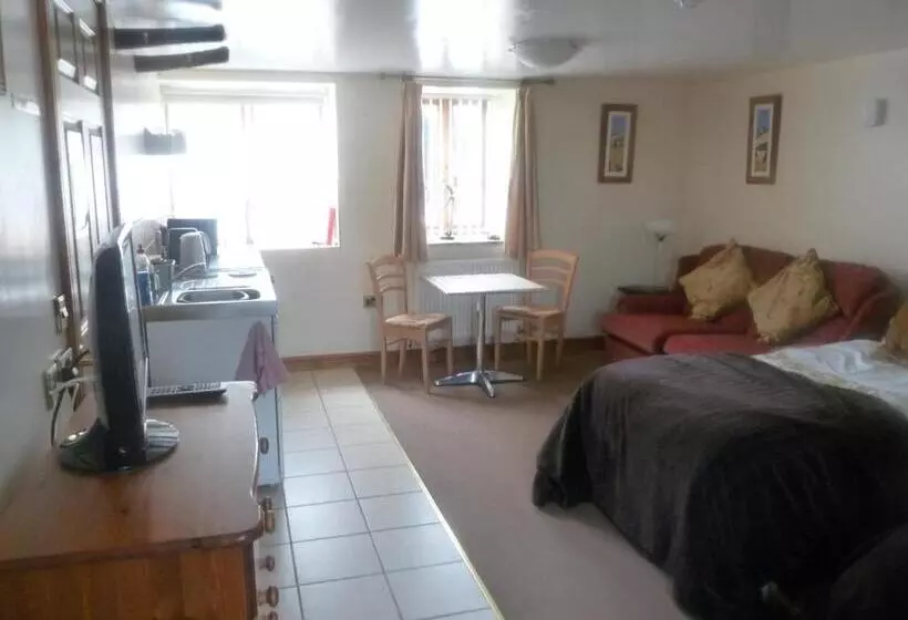 スタンダードスタジオ, Oakenholt Farm Bed And Breakfast