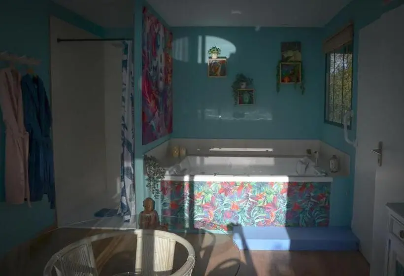 Suite with Terrace, Les Volets Violets