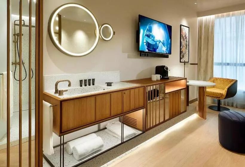 اتاق لوکس خانوادگی, Hard Rock Hotel Madrid