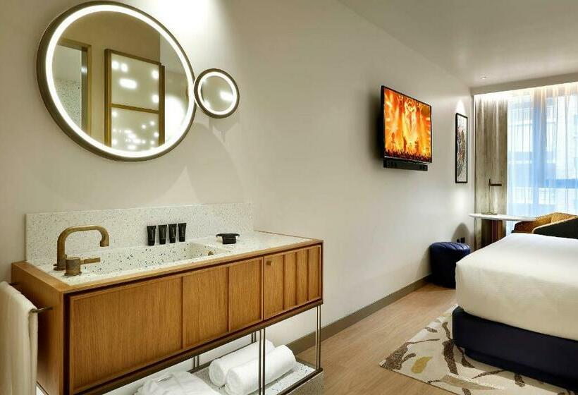 اتاق سوپریور با چشمانداز شهر, Hard Rock Hotel Madrid