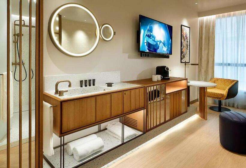 اتاق سوپریور با چشمانداز شهر, Hard Rock Hotel Madrid