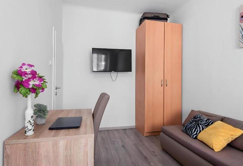 이코노미 룸, Little Flower In City Center